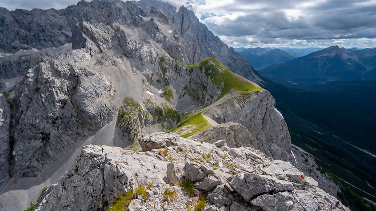 Bergsteiger stürzt an Zugspitze 300 Meter tief: Ein umfassender Bericht